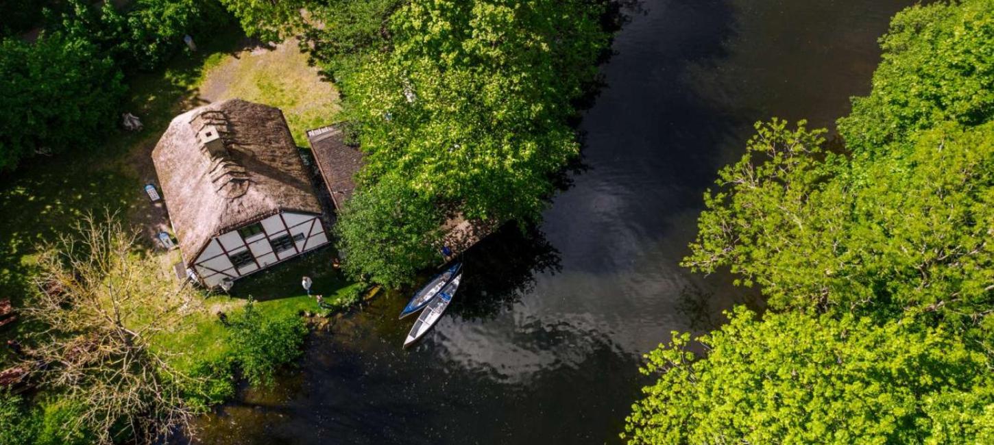Slusehuset og kanoer dronefoto