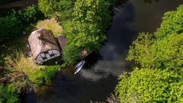 Slusehuset og kanoer dronefoto