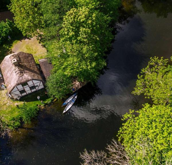 Slusehuset og kanoer dronefoto